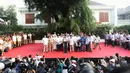 Capres 02 Prabowo Subianto bersama sejumlah tokoh dan kader pendukung memberikan keterangan kepada awak media di depan Rumahnya, di Kertanegara, Jakarta, Rabu (17/4). ). Prabowo mengklaim menang Pilpres 2019 dengan persentase 54,4 persen, dan hasil quick count 52,2 persen. (Liputan6.com/Johan Tallo)