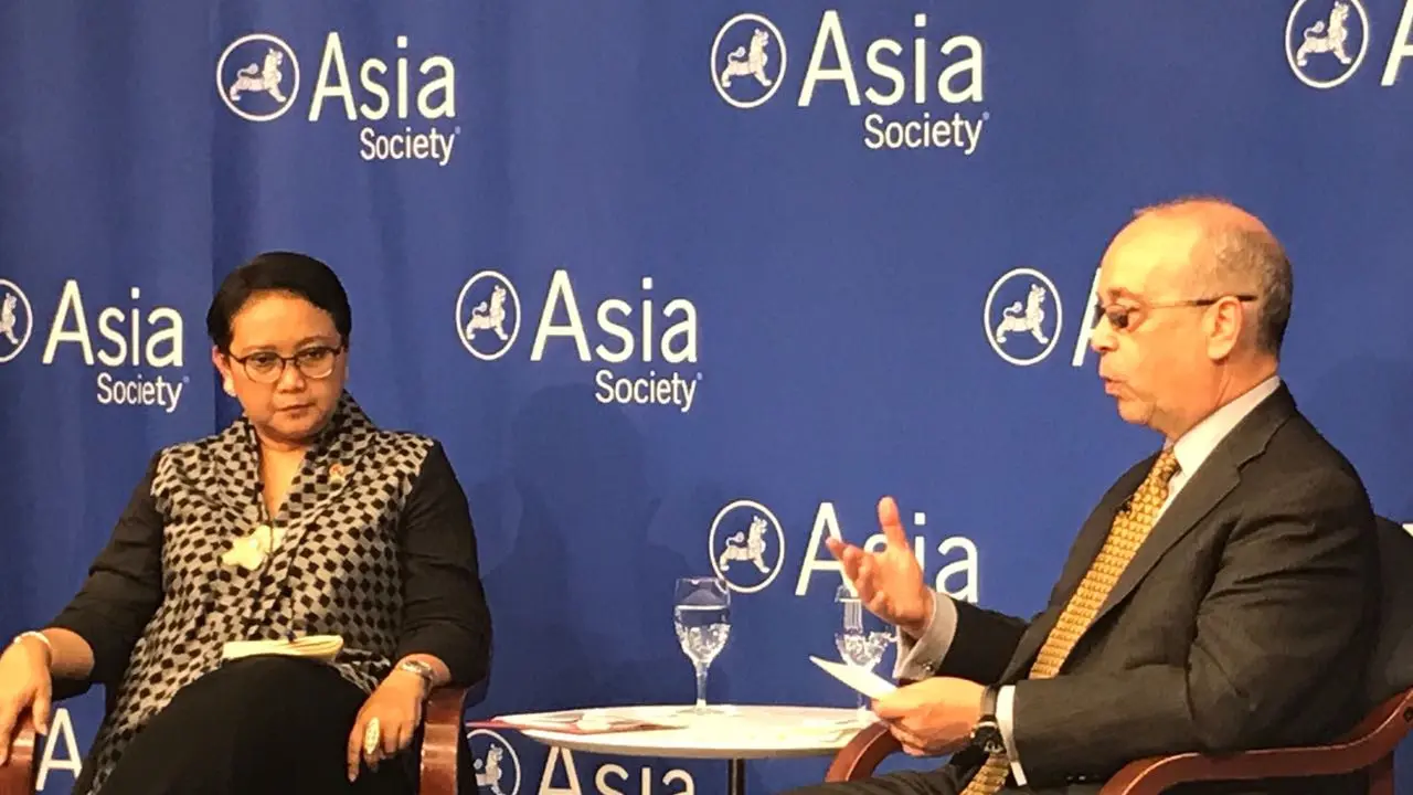 Menteri Luar Negeri RI Retno Marsudi (kiri) saat menghadiri Asia Society di New York (sumber: Kemlu RI)