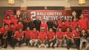 Para pelatih, pemain dan official foto bersama saat merayakan hari jadi Bali United yang kedua. (Bola.com/Vitalis Yogi Trisna)