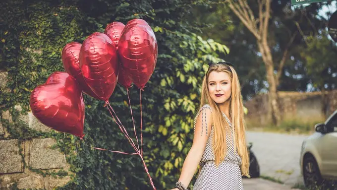 Gini Perasaan Cewek kalau Pacarnya yang Cuek Tiba-tiba Perhatian