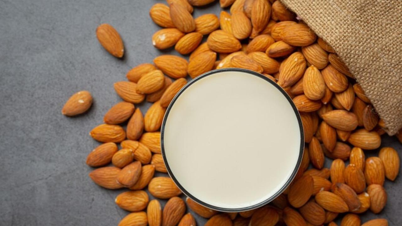 9.&nbsp;Kacang Almon: Tinggi Kalsium dan Nutrisi Lainnya