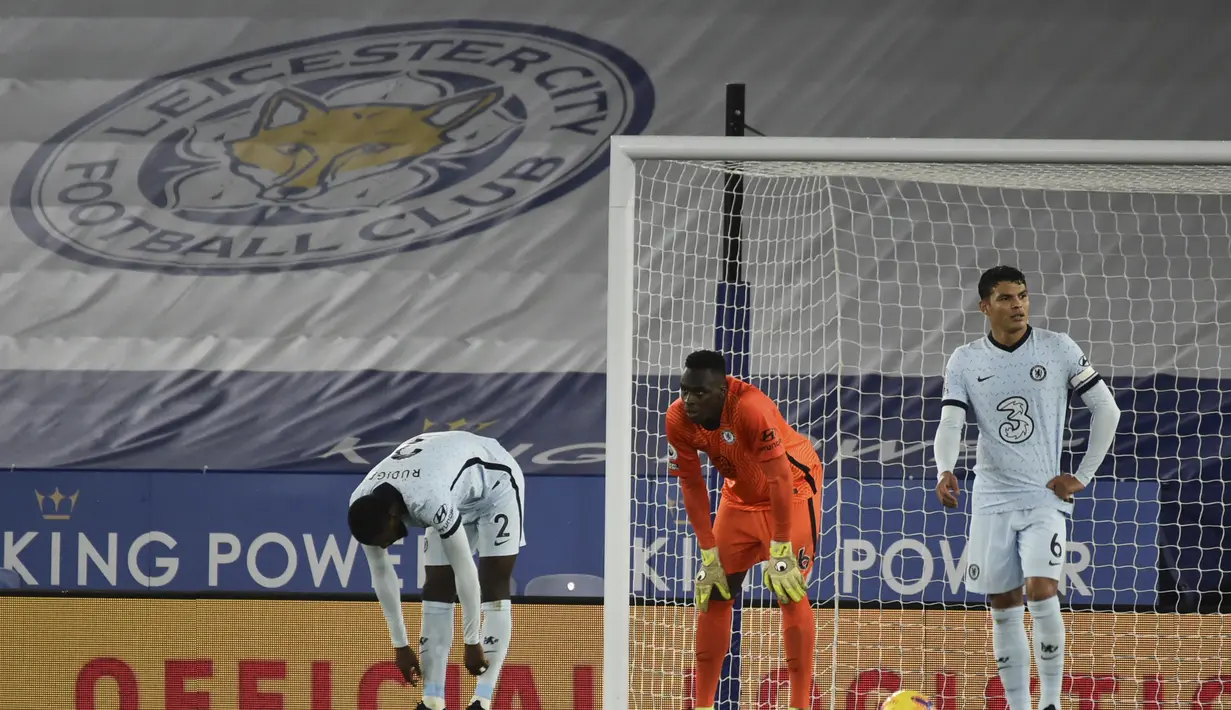Para pemain Chelsea tertunduk lesu setelah Leicester City mencetak gol kedua melalui gelandang James Maddison pada pertandingan lanjutan Liga Inggris di Stadion King Power, Rabu (20/1/2021). Leicester menang atas Chelsea 2-0.  (AP Photo/Rui Vieira, Pool)