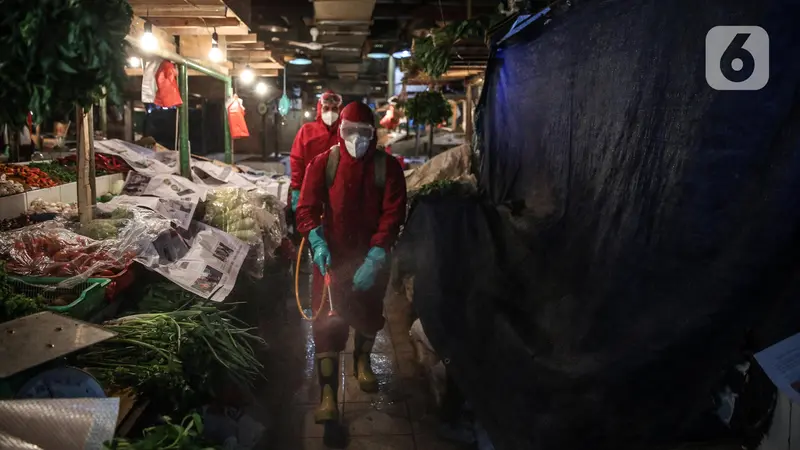 Penyemprotan Disinfektan di Pasar Senen