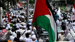 Para demonstran berjalan menuju Balai Kota, Jakarta, Jumat (4/11). Mereka akan melakukan unjuk rasa terkait dugaan penistaan agama yang dilakukan Basuki Tjahaja Purnama (Ahok). (Liputan6.com/Faizal Fanani)