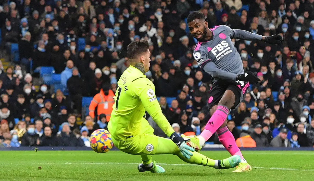 Seperti roller coaster, jalannya awal pertandingan babak kedua berbanding terbalik. Kali ini, gawang Ederson yang dihajar habis-habisan oleh penggawa The Foxes. Mereka berhasil mencetak tiga gol secara beruntun hingga menit ke-65. (AFP/Anthony Devlin)