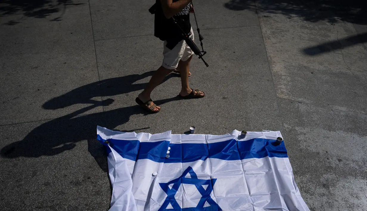 Sementara dengan meletusnya perang Hamas-Israel beberapa waktu lalu, Israel telah membentuk 527 regu keamanan sukarela dalam dua pekan sejak awal perang terjadi 7 Oktober 2023. Menteri Keamanan Nasional Israel Itamar Ben-Gvir telah memerintahkan pelonggaran peraturan untuk mengeluarkan izin kepemilikan senjata kepada warga negara. (AP Photo/Oded Balilty)