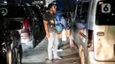 Beberapa makanan dan minuman siap saji mereka tawarkan kepada pengemudi maupun penumpang yang sedang menanti waktu masuk kapal penyeberangan. (Liputan6.com/Faizal Fanani)