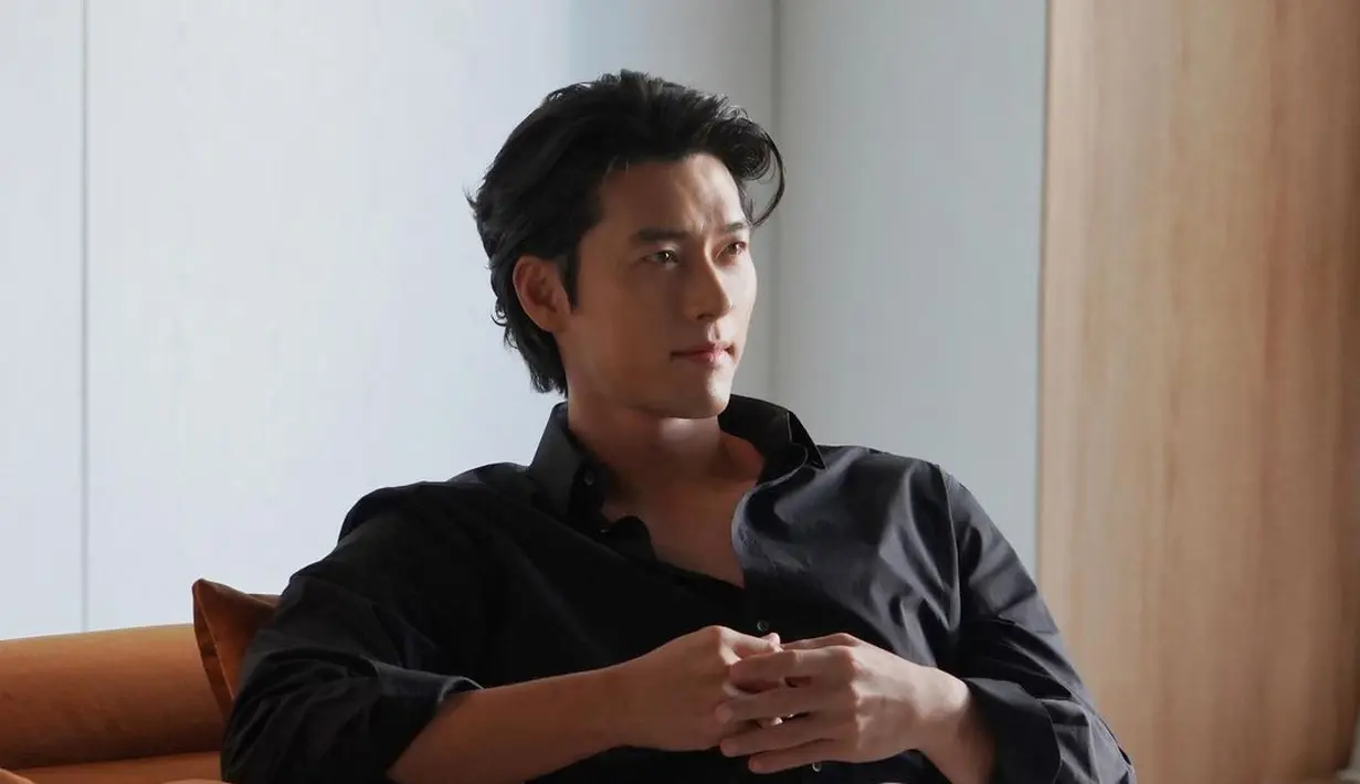 Tampil sedikit lebih klimis, Hyun Bin berganti nuansa outfit dengan warna hitam [instagram/vast.ent]