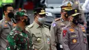Gubernur DKI Jakarta Anies Baswedan (tengah) bersama Kapolda Metro Jaya Irjen Pol Fadil Imran (kanan) dan Pangdam Jaya Mayjen TNI Mulyo Aji (kiri) saat menghadiri Apel Gelar Pasukan Operasi Zebra Jaya 2021 di Polda Metro Jaya, Jakarta, Senin (15/11/2021). (Liputan6.com/Herman Zakharia)