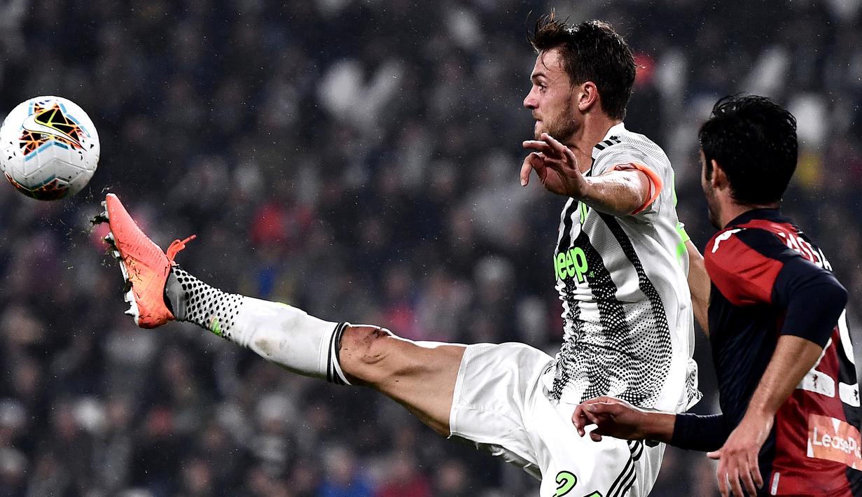 Foto file diambil pada 30 Oktober 2019. Bek Juventus, Daniele Rugani, saat menghadapi Genoa pada laga Serie A di Turin. Rugani dinyatakan positif terkena virus corona, yang diumumkan klub Juventus pada 11 Maret 2020. (AFP/Marco Bertorello)