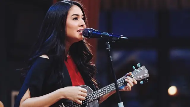 7 Gaya Aurelie Moeremans saat Main Ukulele, Cantik Bertalenta