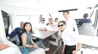 Mantan pebulutangkis Indonesia Kevin Sanjaya dan artis Prilly Latuconsina bekerjasama membuka bisnis penyewaan yacht. Keduanya meresmikan usaha kapal mewah atau yacht tersebut di Jakarta, Minggu (12/1/2025).