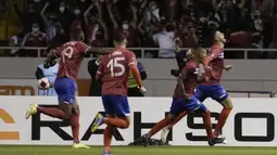 Gol pertama Kosta Rika ke gawang Amerika Serikat dicetak bek Juan Pablo Vargas (kanan) pada menit ke-51. (AP/Moises Castillo)