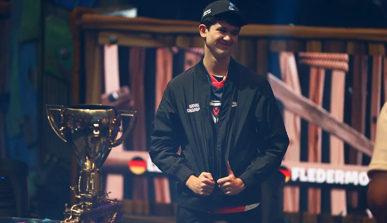 Remaja AS, Kyle Giersdorf alias Bugha menjadi juara dunia dalam turnamen game Fortnite kategori tunggal di Arthur Ashe Stadium, New York, Minggu (28/7/2019). Sebanyak 40 juta pemain bertanding di babak kualifikasi dalam kompetisi online yang berlangsung 10 minggu. (Mike Stobe/Getty Images/AFP)