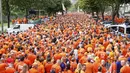 Suporter Timnas Belanda memadati ruas jalan di Hamburg jelang laga Grup D Euro 2024 melawan Polandia di Volksparkstadion, Minggu (16/06/2024). (Bodo Marks/dpa via AP)