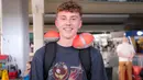 <p>Pemain Timnas Selandia Baru U-17, Luke Supyk berpose di depan fotografer saat tiba di Terminal 3 Bandara Soekarno Hatta, Tangerang, Banten menjelang Piala Dunia U-17 2023 pada Jumat (03/11/2023). (Bola.com/Bagaskara Lazuardi)</p>