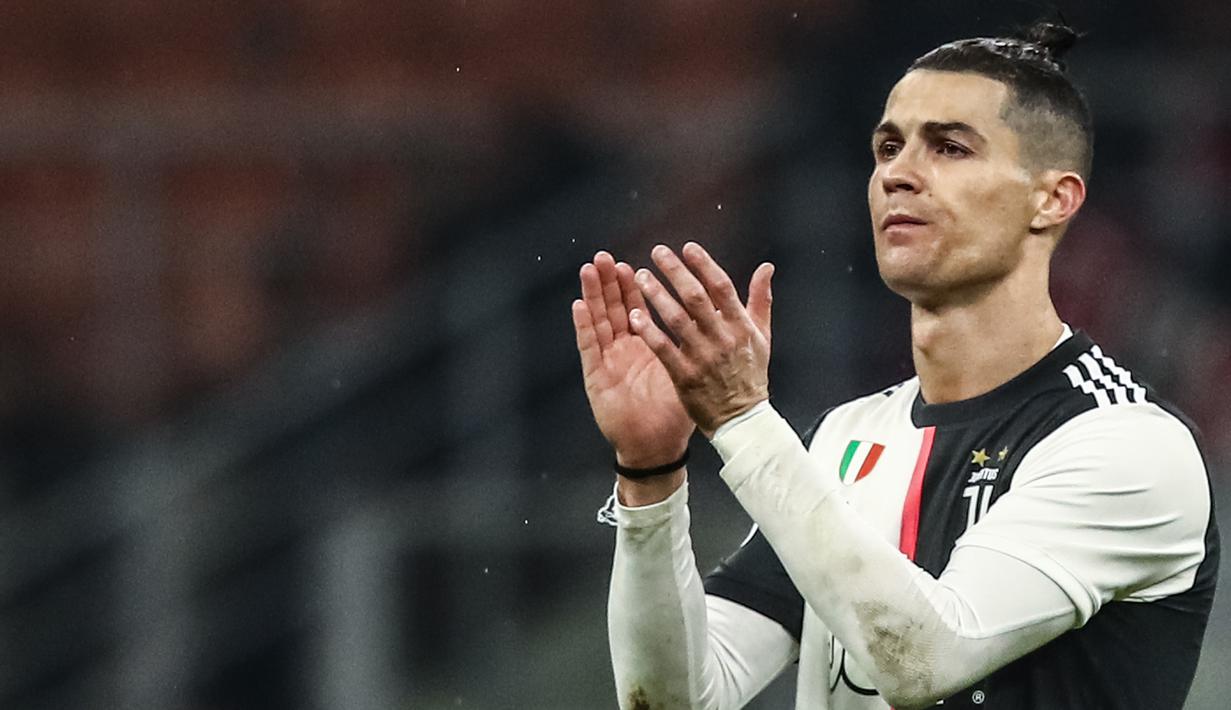 1. Cristiano Ronaldo (105 juta dolar) - Cristiano Ronaldo memperoleh 105 juta dolar berdasarkan pendapatan gaji dan iklan yang diterimanya. (AFP/Isabella Bonotto)