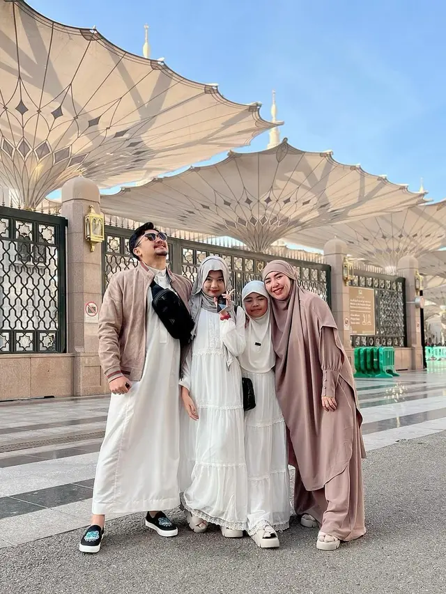 Angga Wijaya Umroh Bareng Keluarga