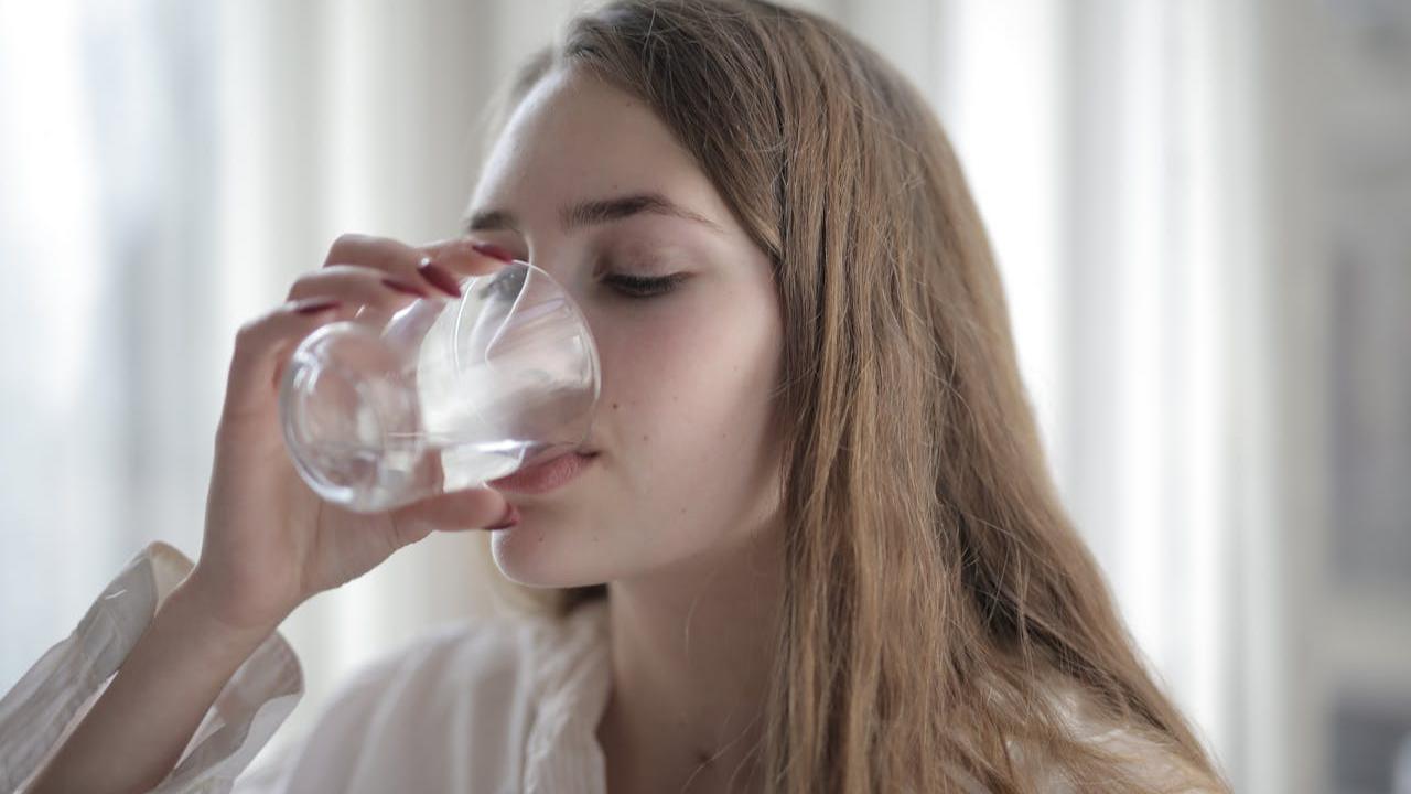 Ilustrasi Minum Air