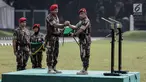 Mayjen Madsuni melakukan salam komando dengan Danjen Kopassus Mayjen Eko Margiyono saat Upacara Penyerahan Satuan di Lapangan Mako Kopassus, Jakarta, Jumat (23/3). Jabatan Danjen Kopassus diserahterimakan ke Eko Margiyono. (Liputan6.com/Faizal Fanani)