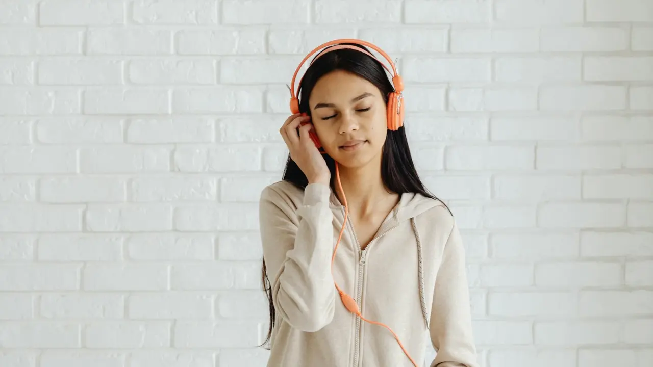 Ilustrasi mendengarkan musik, lagu