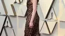 Aktris Emma Stone berjalan di karpet merah menghadiri perhelatan Piala Oscar 2019 di Teater Dolby di Los Angeles, AS (24/2). Emma Stone hadir untuk melihat nominasi filmnya The Favorite di Piala Oscar. (AFP Photo/Jordan Strauss)