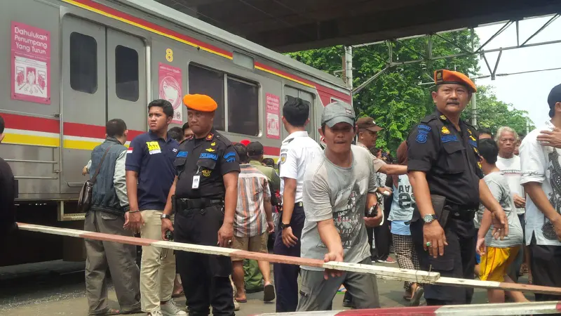 Tabrakan Maut KRL vs Metromini Angke 