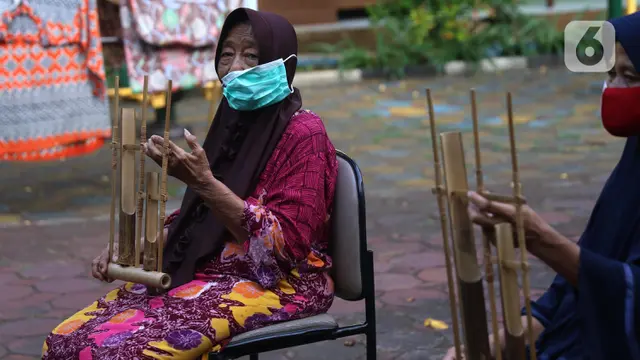 FOTO: Aktivitas Lansia Mengisi Waktu Sambil Berlatih