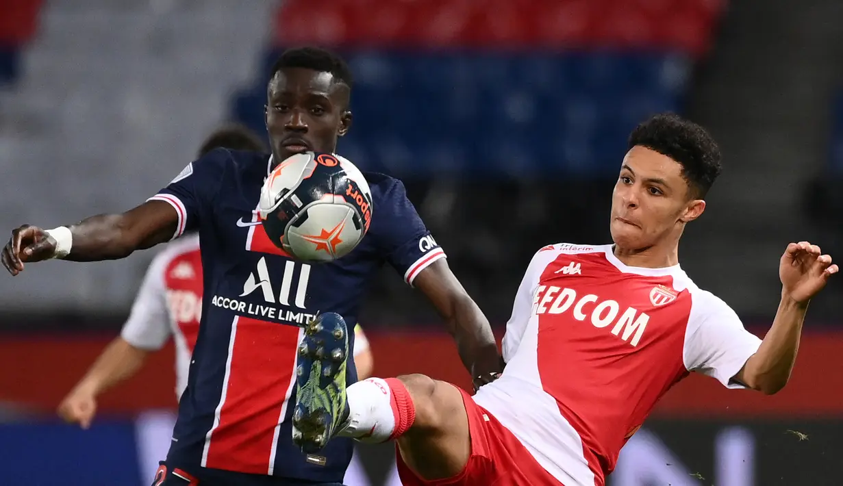 Gelandang AS Monaco Sofiane Diop bersaing memperebutkan bola dengan gelandang Paris Saint-Germain (PSG), Idrissa Gueye pada laga pekan ke-26 Liga Prancis di Parc des Princes, Senin (22/2/2021) dini hari WIB. PSG menelan kekalahan di kandangnya sendiri dengan skor 0-2 atas Monaco. (FRANCK FIFE/AFP)