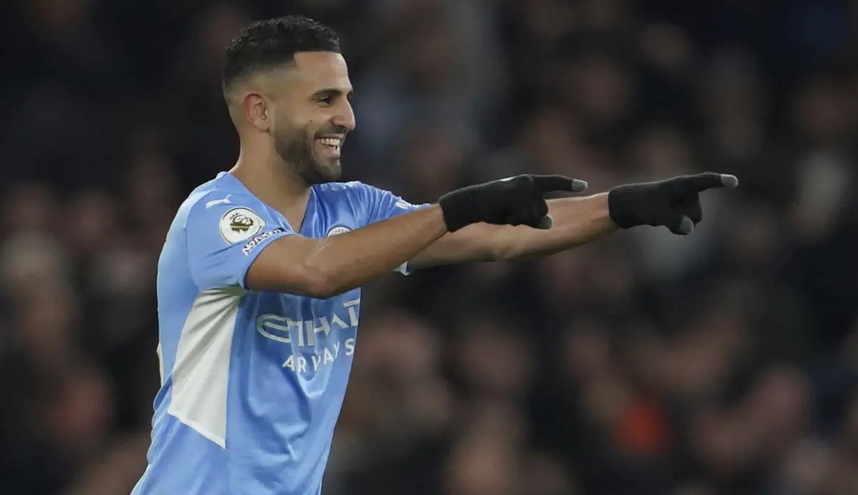 Riyad Mahrez. Pemain sayap Aljazair berusia 31 tahun yang kini memasuki musim ke-4 bersama Manchester City ini menempati posisi kedua sebagai pemain Liga Inggris pencetak gol terbanyak di semua ajang kompetisi. Hingga kini ia telah mencetak 21 gol di semua ajang dari total 35 laga. (AP/Jon Super)