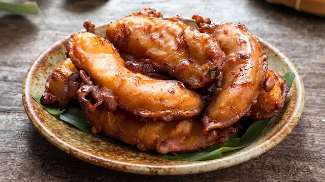 Olahan pisang yang cocok jadi teman minum kopi sore yakni pisang goreng madu