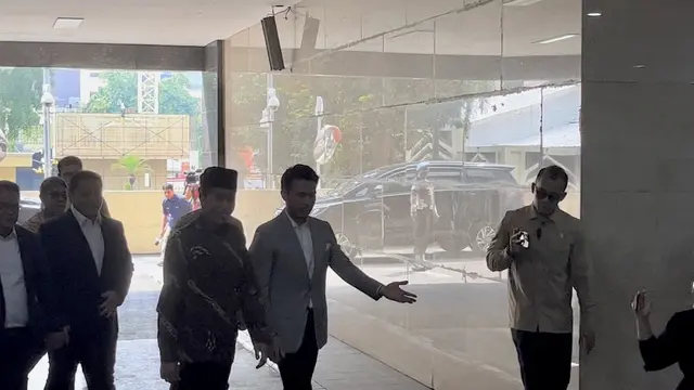 Presiden ke-7 Republik Indonesia Joko Widodo (Jokowi) tiba di Bareskrim Polri, Jakarta, Selasa (20/5) (Liputan6.com/Muhammad Radityo Priyasmoro)