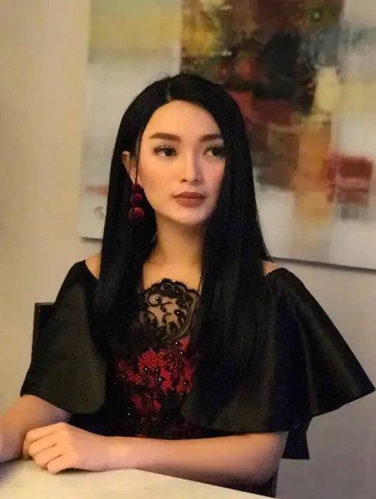 Meski sering berpenampilan glamor di atas panggung, Zaskia yang tinggal di Cikarang, Kab. Bekasi, Jawa Barat ini masih memiliki kebiasaan yang sama, yakni doyan makan oncom dan tempe saat di rumah. (Instagram/zaskia_gotix)