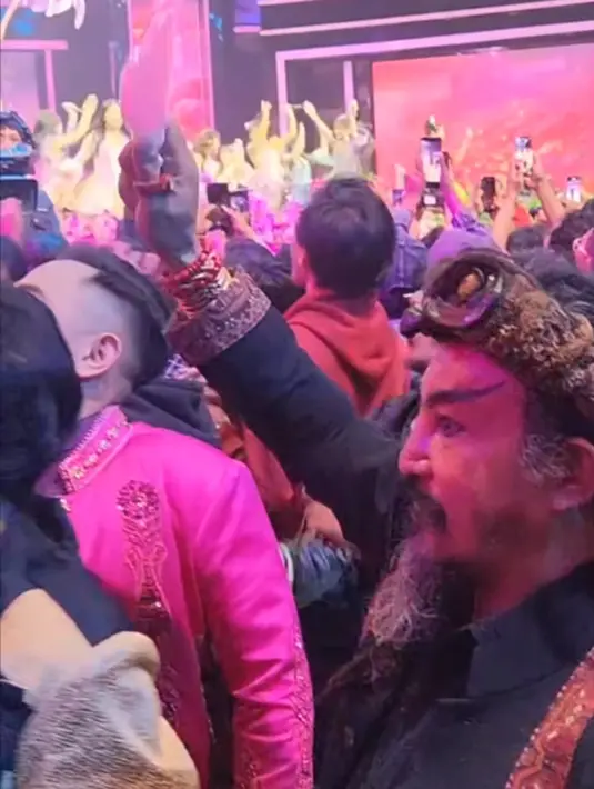 Momen langka ini pun viral di media sosial, membuat netizen heboh. Banyak yang tak menyangka pesulap yang dikenal pendiam ini bisa begitu luwes di tengah konser JKT48, menjadikan dirinya bahan perbincangan hangat di dunia maya. (Liputan6.com/IG/@limbadindonesia)