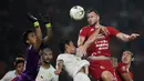 Striker Persija Jakarta, Marko Simic, berebut bola atas dengan pemain Persebaya pada laga Shopee Liga 1 di SUGBK, Jakarta, Selasa (17/12). Persebaya menang 2-1 atas Persija. (Bola.com/Yoppy Renato)