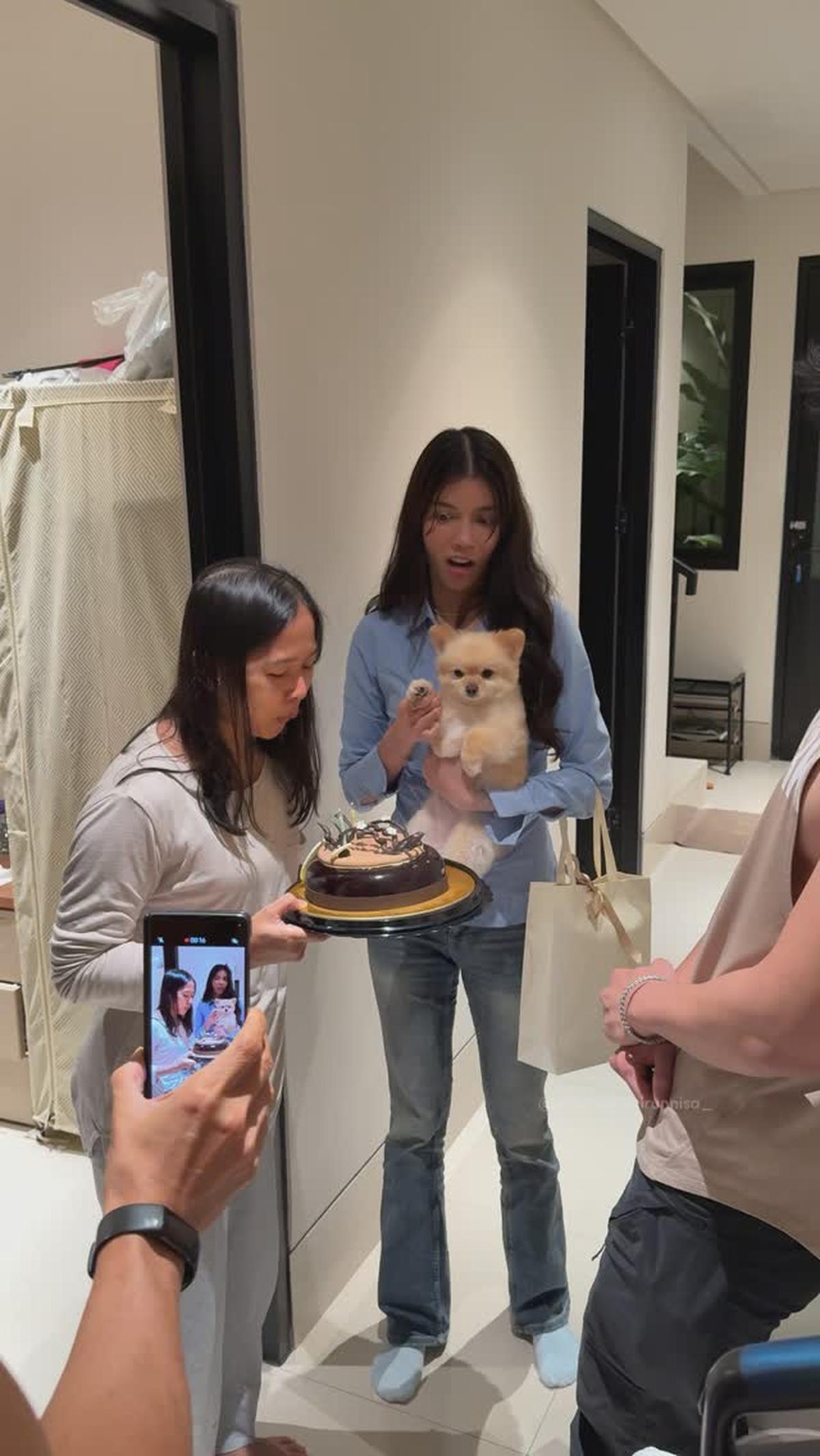 Keluarga Deddy Corbuzier Beri Surprise untuk ART yang Ulang Tahun, Kedekatan Mereka Disorot