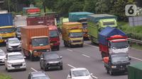 Sejumlah truk melintasi ruas jalan tol Tangerang-Jakarta, Kota Tangerang, Banten, Rabu (2/3/2022). Apindo mengatakan penerapan kebijakan bebas truk kelebihan muatan (over dimension overload/ODOL) akan sulit dilaksanakan pada 2023 karena ekonomi terpuruk akibat covid-19. (Liputan6.com/Angga Yuniar)