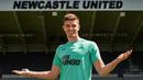 Nick Pope. Kiper berusia 30 tahun yang baru bergabung dengan Newcastle United pada awal musim 2022/2023 usai meninggalkan Burnley yang terdegradasi ke Championship ini tercatat telah mengoleksi 10 caps bersama Timnas Inggris dengan torehan 7 kali clean sheet dan kebobolan 5 gol. Dalam ajang UEFA Nations League 2022 ia telah dipercaya mengawal gawang Three Lions dalam 2 laga terakhir. Bukan tak mungkin ini merupakan sinyal dari Gareth Southgate untuk terus memasangnya sebagai pilihan utama pada putaran final Piala Dunia 2022 di Qatar nanti. (premierleague.com)