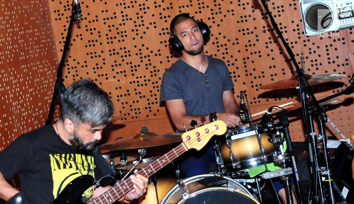 Aksi Marcell Siahaan saat latihan singel berjudul "Indonesia Bersatu" di Nu Straight Studio Cipete, Jakarta, Selasa (14/11). (Liputan6.com/Helmi Afandi)