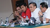 Ketua SC turnamen Piala Presiden 2018, Maruarar Sirait (kedua kiri) memimpin Drawing Babak 8 Besar Piala Presiden 2018 di Jakarta, Rabu (31/1). Babak 8 berlangsung di kota Solo, 3-4 Februari. (Liputan6.com/Helmi Fithriansyah)