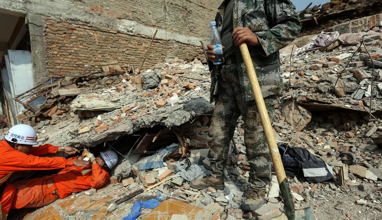 Sekitar 410 orang menjadi korban gempa yang terjadi pada Minggu (3/8), lalu. Beberapa regu penyelamat diterjunkan membantu korban keluar dari zona gempa di Longtoushan, provinsi Yunan, Tiongkok, (6/8/2014). (REUTERS/Stringer)