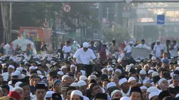 Umat muslim berkumpul jelang pelaksanaan salat Idul Fitri 1 Syawal 1440 Hijriah di Jatinegara, Jakarta,Rabu (5/6/2019). Pelaksanaan salat Idul Fitri di lokasi ini diikuti oleh ribuan jemaah. (merdeka.com/Imam Buhori)