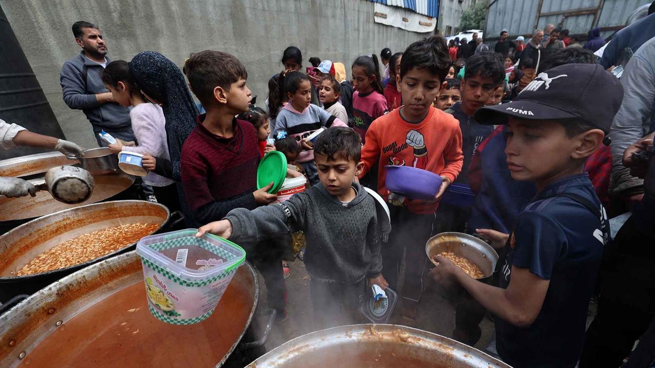 FOTO: Pilu! Ratusan Anak Gaza Kelaparan Mengantri Makanan