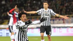 Reaksi pemain Juventus, Juan Cuadrado, setelah dilanggar pemain Bologna dalam laga Serie A Italia di Stadion Renato Dall'Ara, Bologna,Sabtu (20/2/2016) dini hari WIB. (EPA/Giorgio Benvenuti)