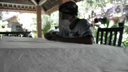 Adiwinarto saat menggambar motif batik sebelum proses canting di Dusun Tingal, Desa Wanurejo, Kecamatan Borobudur, Kabupaten Magelang, Jawa Tengah, Selasa (17/5/2022). batik tulis Lumbini menjadi salah satu industri kerajinan batik di Kabupaten Magelang yang tersohor hingga ke mancanegara. (merdeka.com/Iqbal S. Nugroho)