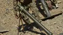 Personel gerakan perlawanan Afghanistan dan pasukan pemberontakan anti-Taliban memasang senjata berat di Kotal-e Anjuman, Distrik Paryan, Provinsi Panjshir, Afghanistan, 23 Agustus 2021. Taliban mengatakan pasukannya telah mengepung pasukan perlawanan di Lembah Panjshir. (Ahmad SAHEL ARMAN/AFP)