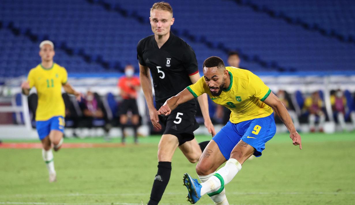 Pada menit ke-45 Brasil nyaris mencetak gol keempat saat tendangan bebas Matheus Cunha mampu dibendung kiper Florian Mueller. (Foto: AFP/Yoshikazu Tsuno)