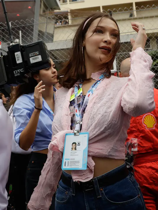 Model Bella Hadid berpose sebelum mononton perlombaan Formula Satu, di arena pacuan kuda Monaco, di Monaco, (27/5). (AP Photo / Luca Bruno)