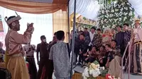 Viral Mempelai Pria Jadi Tukang Foto Di Hari Pernikahannya, Bikin Ngakak. (Sumber: TikTok/nuurulamaliahd27)