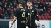 Jay Idzes (kiri) bersama rekan setimnya di Venezia dalam sebuah pertandingan Serie B 2023/2024. (Bola.com/Instagram Venezia)
